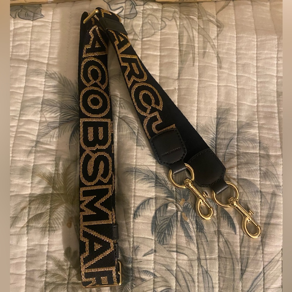 Marc Jacobs THE THIN OUTLINE LOGO WEBBING STRAP Black & Gold